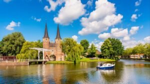 Delft City Tour: Historic Sights, Canals and Dutch Culture