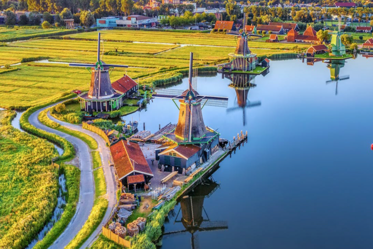 Discover Zaanse Schans in Comfort