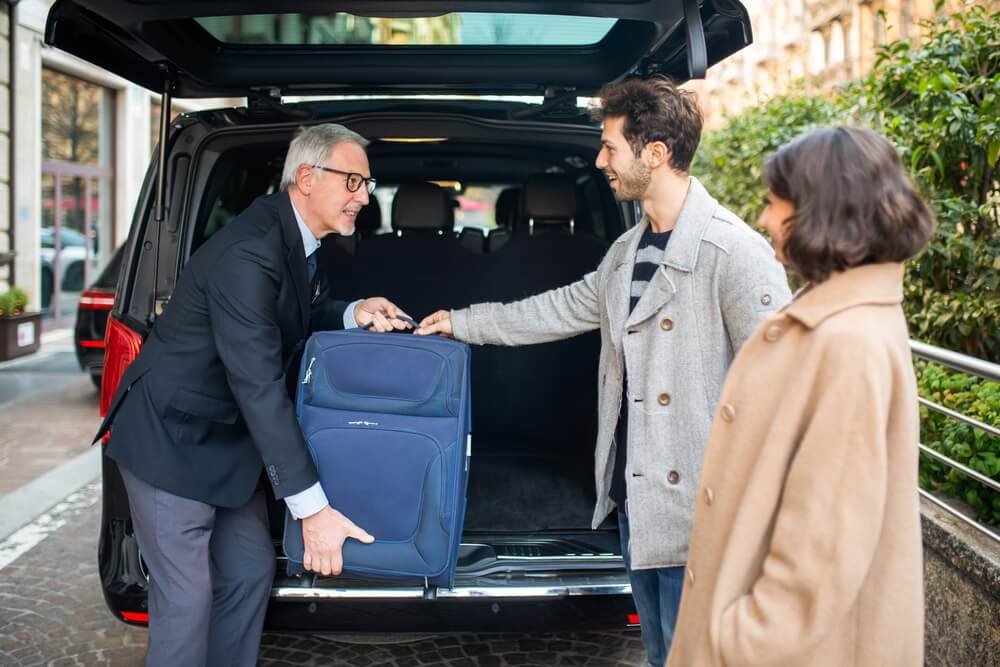 Why Business Travelers Choose Private Airport Transfers Over Taxis